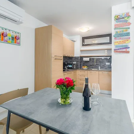 Apartman Extravagantes In Perfekter Lage - 300 Meter Zum Und 100 Meter Ins Zentrum Poreč